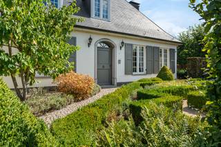 Deze verzorgde villa is gelegen op een groen maar centraal gelegen perceel van +/- 2.081 m². Ze omvat een ruime woonkamer, keuken met veranda,...