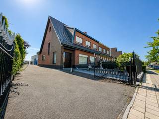 <p>Deze instapklare woning met loods biedt ruime mogelijkheden voor zelfstandigen, ondernemers, … die op zoek zijn naar ruime opslag- en stockagemogelijkheden.</p>
<p>Indeling woning:</p>
<p><u>Gelijkvloers:</u><br />– inkomhal<br />– lichtrijke leefruimte<br />– ingerichte keuken met eetplaats + koele berging<br />– veranda met frontaal zicht op het ruim terras<br />– extra berging + technische ruimte</p>
<p><u>Eerste verdiep:</u><br />– nachthal<br />– drie slaapkamers<br />– gerenoveerde badkamer met douche, ligbad & badkamermeubel</p>
<p>Zolder</p>
<p>Ruim terras</p>
<p>Oprit</p>
<p>Loods met sandwichpanelen (elektrische poort vooraan)</p>
<p>Tuinhuis</p>
<p>Algemene info:<br />– EPC: 245 kWh/m² jaar<br />– opp. perceel: 654 m²<br />– CV op mazout<br />– dak vernieuwd (+ isolatie) in 2023<br />– zonnepanelen + batterij<br />– installatie elektriciteit = conform attest</p>
<p>Bepaalde beelden zijn digitaal geoptimaliseerd/virtueel ingericht, elementen kunnen licht afwijken van de realiteit. Voor een correcte weergave verwijzen wij naar een plaatsbezoek.</p>
<p>Indien u meer info of een bezoek wenst, contacteer Immo-deal bv: 0486 72 70 73.</p>