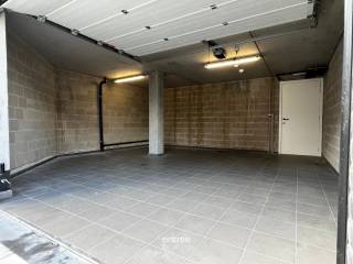 Deze zeer ruime garagebox, voorzien van een sectionale, geautomatiseerde poort, is gelegen in een drukke omgeving tussen de ring en het centrum van Wemmel.  <br />Met een oppervlakte van 39 m² biedt deze garage plaats aan meer dan één voertuig.  <br /><br />Het gebouw dateert uit 2021 en valt nog onder de bouwwaarborg.  <br /><br />Wat u nodig heeft, vindt u in de directe omgeving.  <br /><br />Mobiscore: 8,5/10  <br /><br />Bij interesse kunt u contact opnemen met Pieterjan Windey via pw@entree.be of telefonisch op 0472 80 20 65.