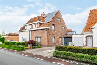 <p><span>Instapklare woning te koop!</span></p><p><span> </span></p><p><span>Indeling: inkomhal, lichtrijke leefruimte, volledig ingerichte keuken, berging, garage. Op de eerste verdieping zijn er 2 slaapkamers en badkamer op de zolderverdieping is er een slaapkamer! Verder is er een leuke stadstuin. </span></p><p><span> </span></p><p><span>Troeven: zonnepanelen en boiler! Gunstig epc! Instapklaar !</span></p><p><span>Voor een bezoek mail naar info@property-vastgoed.be </span></p>