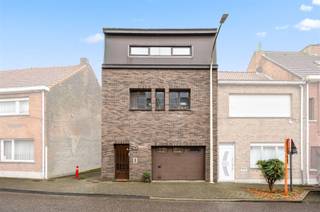 Deze rustig gelegen, deels vernieuwde woning, omvat een 3,5 m brede en 7 m diepe garage. Het gelijkvloers is ideaal voor werken...