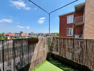 Bent u op zoek naar een ruim, perfect onderhouden appartement, waar comfort, licht en een strategische ligging samenkomen?<br /><br />Dit magnifieke appartement van maar liefst 106 m², gelegen in een rustige en residentiële wijk in Wilrijk, biedt alles wat een modern gezin, koppel of investeerder zoekt. Dankzij het gunstige EPC-label B (193 kWh/m² jaar) bent u hier bovendien meteen klaar voor de toekomst, zonder renovatieverplichtingen.<br /><br />Bij het binnenkomen in de nette inkomhal valt meteen de hoogwaardige afwerking op, mede dankzij de praktische, ingebouwde maatkasten die doorlopen tot aan het plafond, ideaal voor extra opbergruimte. Vanuit de hal stapt u de brede en hoge leefruimte binnen. De living en eetkamer baden in het natuurlijke licht dankzij de grote raampartijen en de perfecte zuidgerichte oriëntatie. Het pand is op de hoek van een gebouw gelegen, waardoor er veel natuurlijk licht langs verschillende ramen binnenvalt. <br /><br />Samen met de open keuken, zorgt de leefruimte voor een enorm ruimtelijk gevoel en een gezellige dynamiek tijdens het koken en ontvangen van gasten.<br /><br />Aan de rustige (achter)zijde van het appartement bevindt zich het nachtgedeelte. De masterbedroom biedt rechtstreeks toegang tot het gezellige terras, waar het heerlijk ontwaken is. De airco zorgt voor verkoeling en/of verwarming.<br /><br />Daartegenover ligt de slim ingedeelde badkamer, waar elke vierkante meter optimaal is benut voor maximaal comfort. Verder beschikt het appartement over nog twee volwaardige kamers. De tweede grote slaapkamer doet momenteel perfect dienst als thuiskantoor (bureau met airco), en de derde kamer is eveneens ruim genoeg om in te richten als extra slaapkamer, hobbyruimte of dressing. <br /><br />Comfort staat hier absoluut centraal: de belangrijkste leefruimtes (de living, de master bedroom én het bureau/tweede slaapkamer) zijn uitgerust met individuele airconditioning units, waardoor het hier zowel tijdens zwoele zomers als milde winters altijd heerlijk vertoeven is.<br /><br />Het gebouw zelf beschikt uiteraard over een lift en een parlofoonsysteem.<br /><br />Als kers op de taart beschikt dit eigendom over een eigen garagebox mét een extra staanplaats (optioneel mee aan te kopen voor 30 000 euro) recht voor de poort. In een gezochte regio als Wilrijk is dit een onschatbare troef.<br /><br />Qua mobiliteit zit u hier overigens uitstekend: openbaar vervoer bevindt zich op amper 200 meter wandelen en de belangrijkste invalswegen (autosnelweg op 600m) zijn vlot bereikbaar, zonder dat u inboet op de rust van deze aangename residentiële buurt.<br /><br />Bent u klaar om dit unieke appartement zelf te ontdekken? Plan vandaag nog uw bezoek en laat u verrassen door de ruimte en het licht!<br /><br /><br />EPC : 193kWh/m<sup>2</sup> (Label B)<br />Stedenbouwkundige inlichtingen in aanvraag<br />Waterinfo : P-Score = A, G-Score = A<br /><br />Dit is niet wat je zoekt ? Al gehoord van AANKOOPBEGELEIDING ? Wij zoeken, bezoeken en onderhandelen mee met jou voor eigendommen die worden aangeboden door particulieren, andere makelaars of eigendommen die zelfs (nog) niet te koop staan?<br />Vraag meer informatie over aankoopbegeleiding via welkom@dehuisleverancier.be of 0489/069.000<br /><br />de Huisleverancier : Persoonlijk, voor iedereen Service, Kwaliteit en Vertrouwen !