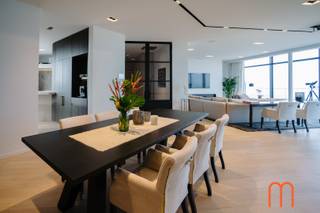 Ontdek deze exclusieve penthouse van <strong>316 m²</strong> in de <strong>prestigieuze</strong> <strong>residentie Royal Phare</strong> in Oostende. Dankzij de unieke ligging aan de wandelpromenade, tussen het iconische Zeeliedenmonument en het moderne staketsel, geniet u van een <strong>ongeëvenaard uitzicht over zee, haven en binnenstad</strong>.<br />Met raampartijen van maar liefst 11 meter breed en 3 meter hoog wordt de volledige kustlijn een levend schilderij in uw woonkamer.<br /><br /><strong><u>Toplocatie aan de Oostendse zeedijk</u></strong><br />Deze penthouse bevindt zich op een uitzonderlijke locatie, direct aan het strand, vlak bij winkels, restaurants en ontspanning. De combinatie van rust, privacy en nabijheid van alle voorzieningen maakt dit een <strong>uniek vastgoedaanbod aan de Belgische kust</strong>.<br /><br /><strong>Imposante leefruimte met adembenemend uitzicht</strong><br />De benedenverdieping (9de verdieping) verwelkomt u met:
<ul>
<li><span>Een ruime inkomhal met vestiaire en gastentoilet</span></li>
<li><span>Een lichtrijke woonkamer met sfeervolle gashaard</span></li>
<li><span>Een panoramisch raam van 11 meter breed met frontaal zeezicht</span></li>
<li><span>Een elegante eetkamer met maatwerk wand en dubbele ingebouwde wijnkoelkast</span></li>
<li><span>Een volledig uitgeruste <strong>Obumex-keuken</strong> met <strong>Miele-apparatuur</strong> en toegang tot zuidgerichte leefterrassen</span></li>
</ul>
<br />De leefruimte is ontworpen om te genieten van <strong>licht, ruimte en zeezicht</strong>, waardoor dit de ideale plek is om te relaxen of te entertainen.<br /><br /><strong>Luxe master suite met dubbele dressing</strong><br />Op de bovenverdieping (10de verdieping) bevindt zich de luxueuze master suite, ingericht voor ultiem wooncomfort:
<ul>
<li><span>Ruime slaapkamer met dubbele dressing</span></li>
<li><span>Private badkamer met panoramisch zicht over zee (ingericht met ligbad, inloopdouche en dubbele lavabo)</span></li>
</ul>
<br />Daarnaast zijn er <strong>twee extra slaapkamers</strong>, elk met een eigen en-suite badkamer voorzien van inloopdouche en lavabo.<br /><br /><strong><u>Hoogwaardige materialen & modern comfort</u></strong><br />Deze penthouse werd volledig afgewerkt met <strong>maatwerk van Obumex</strong> en hoogwaardige materialen. Voorzieningen die het exclusieve karakter extra benadrukken:
<ul>
<li><span>B&O-geluidsinstallatie</span></li>
<li><span>Geavanceerde domotica</span></li>
<li><span>Alarmsysteem</span></li>
<li><span>Airconditioning</span></li>
<li><span>Individuele vloerverwarming op aardgas</span></li>
</ul>
Elke ruimte werd ontworpen met oog voor detail, comfort en tijdloze luxe.<br /><br /><strong><u>Mogelijkheid tot aankoop van garageboxen</u></strong><br />In de residentie bestaat de mogelijkheid om <strong>twee ruime private garageboxen</strong> aan te schaffen—een absolute meerwaarde aan de kust waar parkeerruimte schaars is.<br /><br /><br /><strong><u>Samenvatting & technische info</u></strong><br />Oppervlakte appartement: 225 m²<br />Terrassen: 91 m²<br />KI (basis): € 1.975<br />Bouwjaar: 2012–2013<br />EPC: 144<br />Vloerverwarming op aardgas<br />Uitzonderlijk hoogwaardige afwerking<br /><br /><br /><strong>Een unieke penthouse met ongeëvenaarde zichten in Oostende</strong><br /><br />Deze prestigieuze penthouse combineert <strong>luxe, locatie en spectaculaire zichten</strong> op een manier die zelden voorkomt. Bent u op zoek naar een exclusief appartement aan zee met absolute privacy en topafwerking? Dan is dit een kans die u niet mag missen.<br />