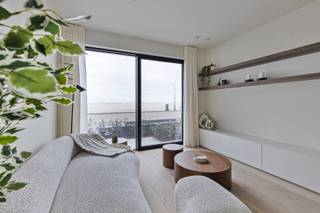 Ontdek dit prachtig afgewerkt, luxueus appartement met frontaal zeezicht gelegen in Oostduinkerke op de Zeedijk. <br /><br />In residentie ’t Strand, pal op de zeedijk van Oostduinkerke, tonen wij jou graag dit schitterend afgewerkt en volledig ingericht appartement. Alles werd bovendien tot in de puntjes afgewerkt met hoogwaardige materialen en oog voor detail.<br /><br />Dit 1-slaapkamer appartement beschikt over een uiterst ruime slaapkamer van maar liefst 20,55 m², die kan worden opgesplitst in twee aparte kamers of kan dienen als slaapkamer met een royale dressing. Dit appartement is direct beschikbaar. <br /><br />Vooraan bevindt zich een gezellig terras met frontaal zeezicht, terwijl je aan de achterzijde kan genieten van een terras van 30 m².<br />Geniet van alle hedendaags comfort tijdens jouw verblijf aan zee. Het appartement is uitgerust met domotica en prachtig maatwerk dat kwaliteit en stijl uitstraalt.<br /><br />In de ondergrondse verdieping is er een private berging voorzien, en dankzij de geautomatiseerde fietslift heb je gemakkelijk toegang tot de fietsenstalling.<br /><br />Heb je interesse in dit appartement en wens je graag een bezoek of meer informatie? Contacteer Marie op het rechtstreeks nummer 0469 66 49 11 of mail naar marie@immomargaux.be <br /><br />Prijs is excl. BTW en registratierechten