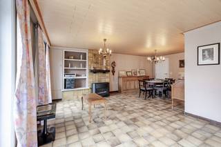 <p><span>Te renoveren woning met grote tuin op toplocatie in Heusden!</span></p><p><span>Deze woning is gelegen in een rustige straat, nabij de dorpskern. Vlot bereikbaar, scholen en handel in de buurt.</span></p><p><span>De woning is gelegen op een mooi perceel en biedt tal van mogelijkheden.</span></p><p><span>Op het gelijkvloers is er een inkomhal, een lichtrijke woonkamer, een ingerichte keuken, badkamer, veranda, en berging en een apart toilet.</span></p><p><span>Op de eerste verdieping bevinden zich 2 ruime slaapkamers. Verder is er ook een grote garage aanwezig.</span></p><p><span>EPC F (642 kWh/m²jaar); renovatieplicht aanwezig.</span></p><p><span>Bent u op zoek naar een woning met veel mogelijkheden en een ruime tuin, centrum Heusden? Dan is deze woning een buitenkans!</span></p><p><span>Neem contact op om uw bezoek te plannen.</span></p><p><span>Si in aanvraag; P-score A, G-score A; </span><span>Bestuursmaatregelen in het maatregelenregister: nee.</span></p><p><span> </span></p>