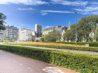 Bent u op zoek naar een instapklare studio in Oostende op een toplocatie? <br />Dan is deze ruime studio in de Christinastraat 121, gelegen tussen de bruisende Kapellestraat en het groene Leopoldpark, beslist een bezoek waard.<br /><br />Deze aantrekkelijke studio bevindt zich op de eerste verdieping van een statig en volledig gerenoveerd gebouw in het hart van Oostende. <br />Dankzij de grondige renovatie voldoet het gebouw aan de hedendaagse woonnormen en geniet de studio van een gunstig EPC-label B, wat zorgt voor een energiezuinige en comfortabele woonervaring.<br /><br />De studio beschikt over een geïnstalleerde keuken en een verrassend ruime leefruimte met voldoende plaats voor een gezellige zithoek, eetruimte en slaapgedeelte. <br />Verder is er een praktische berging/wasplaats, een afzonderlijk toilet en een verzorgde badkamer uitgerust met een lavabo en een moderne inloopdouche.<br /><br />Een extra troef is de gemeenschappelijke fietsenberging op het gelijkvloers, ideaal voor wie zich vlot door de binnenstad van Oostende wil verplaatsen of graag de kust en omliggende fietsroutes verkent.<br /><br />Dankzij de centrale ligging bevinden winkels, restaurants, openbaar vervoer, het strand, de zeedijk en tal van recreatieve voorzieningen zich op wandelafstand. <br />Hierdoor is deze studio een uitstekende keuze als starterswoning, tweede verblijf aan zee of als vastgoedinvestering met interessant verhuurpotentieel in Oostende.<br /><br />Bent u op zoek naar een studio te koop in Oostende met een uitstekende ligging en een gunstig energielabel? Neem dan vandaag nog contact op met Kris Bauwens van ALBERT Gistel voor meer informatie of een bezoek ter plaatse.<br /><br />Bel Kris naar: 0470 / 51 04 09<br />Mail Kris naar: kris.bauwens@albert.immo