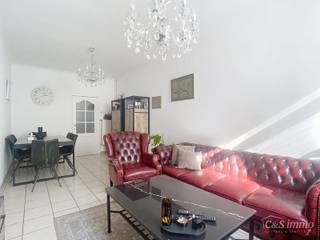 Woning met 4 slaapkamers en terras in de Brederodebuurt. U betreedt het pand via de inkomhal met voldoende ruimte voor een vestiaire. Aan de voorzijde bevindt zich de lichtrijke woonkamer (ca.25 m²) op tegelvloer. Aan de achterzijde bevindt zich de ruime leefkeuken (ca. 16 m²). Deze is voorzien van een vaatwasser, keramische kookplaat, dampkap, oven en aansluiting voor een wasmachine. Vanuit de keuken betreedt u het rustig gelegen terras (ca. 12 m²) aan de achterzijde. De badkamer (ca.6m²) werd in 2021 gerenoveerd en is voorzien van een inloopdouche, lavabo en toilet. Op de eerste verdieping bevinden zich 2 slaapkamers (ca.18-12 m²) op laminaatvloer. De ruimste slaapkamer geniet van hoge plafonds, wat een riant ruimtegevoel geeft. Op de tweede verdieping bevinden zich 2 slaapkamers (ca.18-11 m²) op laminaatvloer. Er is een zolder aanwezig die kan dienen als extra bergruimte. <br />Ruime droge kelder (ca.38 m²) aanwezig.<br /><br />Vlakbij alle invalswegen, winkels en openbaar vervoer. EPC D. CV op gas.