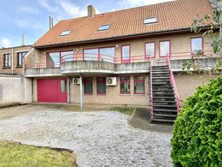 Grote eigendom op 806 m² in het centrum van Bavikhove, ideaal voor een combinatie van wonen en werken.<br /><br />Het grote handelsgelijkvloers van 125 m² met aparte ingang deed vroeger dienst als bankkantoor, maar kan gemakkelijk heringericht worden en gebruikt worden voor verschillende doeleinden: het gebouw is gelegen in een zone voor gemengde functies.<br /><br />Het ruime appartement van 145 m² is volledig geïnstalleerd met een grote leefruimte, een nieuwe keuken met afzonderlijke eetplaats, 3 slaapkamers, een vernieuwde badkamer en een groot terras. <br /><br />De zolderverdieping van 126 m² wordt momenteel gebruikt als zeer grote bergruimte maar kan voor verschillende functies dienen (polyvalente ruimte, extra leef- en/of slaapruimte, bijkomende kantoorruimte,...)<br /><br />De tuin is volledig omheind en is bereikbaar via de garage en via een afzonderlijke ingang.<br /><br />PLUSPUNTEN:<br />+ verschillende bestemmingen mogelijk<br />+ centrumligging<br />+ gescheiden tellerstanden, aparte circuits voor verwarming