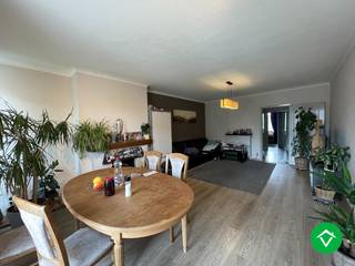 Dit instapklaar appartement (1ste verdiep) is gelegen in het centrum van Roeselare en bestaat uit: lift - inkomhall - living met aanpalend een...