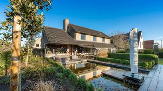 Gelegen in een rustige en residentiële villawijk in Knokke, in een doodlopende dreef vlakbij de Kragendijk, bevindt zich deze grote en degelijk gebouwde villa op een perceel van 776 m². Dankzij de centrale maar discrete ligging zijn het centrum van Knokke, het station, sportfaciliteiten, de Lippenslaan bereikbaar te voet of met de fiets.<br /><br />De woning werd gebouwd in 1997. Via de inkomhal met vestiaireruimte en gastentoilet komt men in de zongerichte leefruimte, afgewerkt met parketvloeren en een echte open haard. De leefruimte is ingedeeld met een eethoek, een open en volledig ingerichte keuken en een gezellige zithoek. Aansluitend bevindt zich een uitbouw, perfect in te richten als extra eetplaats of bureauruimte. Verder beschikt het gelijkvloers over een bijkeuken, een ruime garage en een droge kelder.<br /><br />Op de eerste verdieping bevinden zich drie slaapkamers en twee badkamers. De master bedroom geniet van een eigen badkamer, terwijl de overige slaapkamers gebruikmaken van een aparte douchekamer. Boven de leefruimte bevindt zich een mezzanine, bereikbaar via een aparte trap en flexibel in te richten volgens de wensen van de bewoner. De woning beschikt over een volwaardige dakverdieping met een vierde slaapkamer en een zeer ruime zolder, ideaal als extra opslag of hobbyruimte.<br /><br />Een prachtige achterliggende tuin vol in de zon. Rust en privacy zijn gegarandeerd. Parkeren op het eigen terrein of in de garage. <br /><br />Bezoeken: uitsluitend na afspraak met Willem Cauwels via Tel. 050 89 27 70