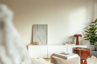 <p>Wonen met licht, in stijl en aan het Zuid.</p><p></p><p></p><p>Op de Amerikalei 150 vind je dit lichtrijke appartement van ca. 104 m² op de 3e verdieping van een verzorgd jaren ’60-gebouw met lift. Het pand werd sinds 2019 met zorg gerenoveerd en straalt vandaag de perfecte mix uit van modern comfort en authentieke charme.</p><p></p><p></p><p>Toplocatie aan de poort van ’t Zuid</p><p></p><p></p><p>Van hieruit woon je op wandelafstand van winkels, supermarkten en cultuur. Een Velo-station ligt voor de deur, tram en bus ook trouwens. De Ring, de Singel en het stadscentrum bereik je in enkele minuten. Het beste van ’t Zuid gecombineerd met optimale bereikbaarheid.</p><p></p><p></p><p></p><p><span><span>·</span><span>      </span></span>Terras én balkon – vernieuwd in 2022, perfect om de dag te starten of af te sluiten.</p><p><span><span>·</span><span>      </span></span>Lichtrijke leefruimte met open keuken – volledig vernieuwd in 2020 en voorzien van koffiecorner.</p><p><span><span>·</span><span>      </span></span>Stijlvolle renovaties – nieuwe badkamer (2024), opgeschuurde parket en zonnescreens voor extra comfort.</p><p><span><span>·</span><span>      </span></span>Extra bergruimte en gemak – twee bergingen, een aparte wasruimte en kelderopslag.</p><p></p><p></p><p>De leefruimte baadt in licht en sluit aan op de open keuken met koffiecorner. Via de inkom bereik je de vestiaire en de vernieuwde badkamer, een apart toilet, twee slaapkamers en extra bergruimte. Daarnaast beschik je over een kelderberging en een praktische wasruimte. Ook inbegrepen: een aandeel in de conciërgewoning op het gelijkvloers.</p><p></p><p></p><p>Sinds de aankoop in 2019 onderging dit appartement een reeks mooie renovaties. Het resultaat is een instapklaar pand waar je meteen kan genieten van ruimte, licht en het leven op ’t Zuid.</p><p></p><p></p><p>Ontdek dit unieke appartement op sinjoor.be</p>