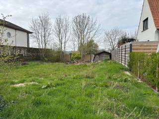 Stuk bouwgrond voor open bebouwing (527m²).