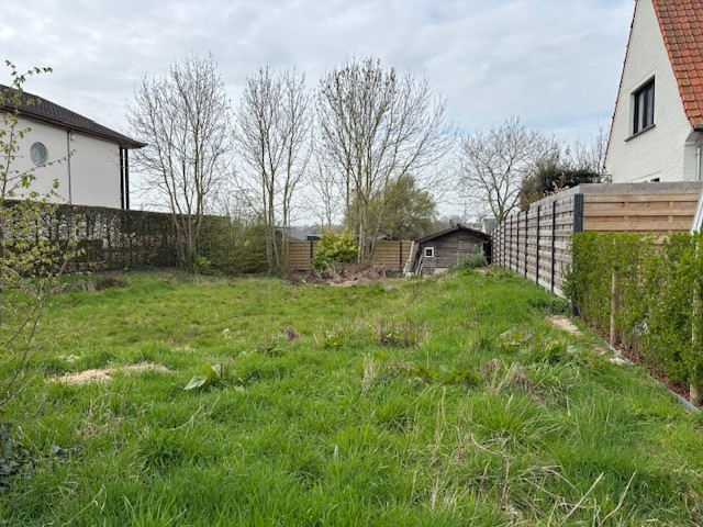 Stuk bouwgrond voor open bebouwing (527m²).