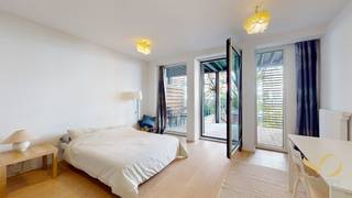 ETTERBEEK – Ideaal gelegen op een steenworp afstand van de Europese Instellingen, prachtig studioflat op de 2ᵉ verdieping van een goed onderhouden gebouw uit 2016.<br />De woning omvat een inkomhal, een lichte woonkamer van ± 29 m² met open ingerichte keuken, een prachtig terras van 13 m² op het WESTEN en een moderne doucheruimte met WC.<br />EPC : B+ • Elektrische keuring conform <br />Vrij bij akte!