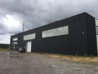 À louer, un entrepôt de ± 1.280 m² accompagné de bureaux de ± 180 m², incluant une cuisine équipée et des sanitaires.<br />Le bâtiment est bien isolé et bénéficie d’un chauffage au gaz.<br />Il est également équipé d’une cabine haute tension avec une puissance maximale de 160 kVA.<br />Le site dispose d’un grand parking et offre une excellente accessibilité, à proximité immédiate de l’autoroute E411.