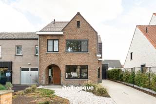 Deze lichtrijke halfopen woning ligt centraal in Varsenare, op een boogscheut van Brugge. Winkels, openbaar vervoer en de autosnelweg liggen vlakbij: een ideale uitvalsbasis.<br /><br />De woning werd enkele jaren geleden ('2018) zeer grondig gerenoveerd en is vandaag volledig instapklaar.<br /><br />Op het gelijkvloers vindt u een inkomhal met apart toilet en een tweeledige leefruimte met grote raampartijen. Het voorste deel van de leefruimte leent zich perfect als bureau of speelkamer. Het hart van de woning is de bijzonder ruime leefkeuken, strak afgewerkt en voorzien van kwalitatieve inbouwtoestellen. Achter de keuken bevindt zich nog een praktische bijkeuken/berging. Via grote schuiframen in de leefkeuken stapt u zo naar het terras en de zuidoost georiënteerde tuin met gazon. De grote garage biedt naast plaats voor de wagen ook ruimte voor een wasplaats en extra opberging.<br /><br />Op de eerste verdieping bevinden zich drie slaapkamers, waaronder een zeer ruime masterbedroom, en een badkamer met douche, lavabo en toilet. De zolder is momenteel bereikbaar via een zolderluik, maar biedt mogelijkheden om met een vaste trap verder ingericht te worden als extra slaapkamer.<br /><br />Qua comfort en energie is de woning voorzien van hoogrendementsbeglazing, een recente cv-ketel en zonnepanelen (23 m²), wat zich vertaalt in een gunstig EPC.<br /><br />Kortom: een ruime gezinswoning met groeipotentieel, op een toplocatie.<br /><br />Interesse? Er is een bezoekmoment gepland op dinsdag 03/11 tussen 15.30u en 18u. Schrijf u in in één van de tijdsloten via de link: https://tinyurl.com/gistelsteenweg141<br /><br />Contacteer ons vandaag nog voor een bezoek via www.delbecque.immo.
