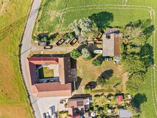 <p>Deze authentieke en charmante boerderij, die grotendeels is gerestaureerd en op een perceel van 3470 m² staat, is ideaal gelegen in het hart van het rustige dorpje Saint-Léger en is als volgt ingedeeld:</p><p>Op de begane grond: een ruime en lichte woonruimte (woon-/eetkamer) met uitzicht op de tuin, een ingerichte en uitgeruste keuken met eethoek, een bijkeuken die kan dienen als voorraadkamer, opslagruimte of werkplaats</p><p>Op de verdieping: drie mooie slaapkamers, elk met een eigen, volledig uitgeruste badkamer.</p><p>Buiten: Een binnenplaats van ongeveer 175 m², een terras, een mooie tuin met bomen, parkeergelegenheid voor 4 voertuigen, een loods van 200 m², een gerestaureerde schuur en diverse bijgebouwen die talrijke inrichtingsmogelijkheden bieden.</p><p>TECHNISCHE GEGEVENS: Centrale verwarming via houtketel, dubbelglas, riolering + septic tank, elektriciteit conform de voorschriften, nieuwe daken, EPC-klasse B, oplegvergoeding 386 €.</p>