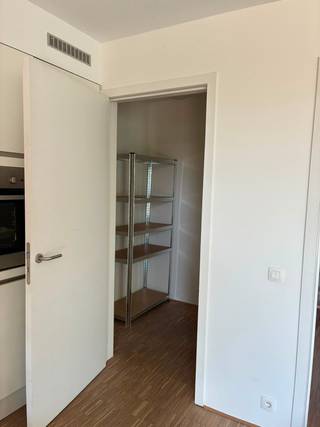 Dit ruime en energiezuinige appartement op de derde verdieping combineert een centrale ligging met veel licht en maar liefst twee ruime terrassen.<br /><br />Bij het binnenkomen kom je terecht in een grote, open leefruimte met open keuken en directe toegang tot het west gerichte terras, waar je heerlijk van de namiddag- en avondzon kunt genieten. Naast de keuken bevindt zich een praktische aparte berging.<br /><br />Daarnaast is er een extra kamer die perfect kan dienen als bureau of tweede slaapkamer. Vanuit deze ruimte heb je toegang tot het tweede, oost gerichte terras, ideaal om te genieten van de ochtend- en voormiddagzon. Hier bevindt zich bovendien nog een handig extra berging. <br /><br />De badkamer beschikt over een inloopdouche, lavabo en aansluitingen voor een wasmachine. Er is ook een apart toilet.<br /><br />Via de trap bereik je de ruime slaapkamer, die dankzij de aparte berging extra praktische opbergruimte biedt.<br /><br />Huurprijs: €925 + €50 kosten<br /><br />Interesse? Stuur gerust een berichtje voor meer informatie of om een bezoek in te plannen.