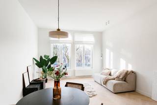 <p>Dit stijlvolle appartement op de tweede verdieping is gelegen op een uitzonderlijke locatie aan het prestigieuze Sint-Andriesplein, in het historische hart van Antwerpen. Het plein straalt een unieke charme en levendigheid uit, gekenmerkt door authentieke architectuur, verfijnde horecazaken en exclusieve boetieks. Het geliefde Sint-Andrieskwartier combineert een intiem buurtgevoel met de onmiddellijke nabijheid van de Modewijk, het Zuid en de Scheldekaaien.<br /><br />Bij het betreden van het appartement komt u binnen in de inkomruimte, waar zich recht voor u de geïnstalleerde keuken bevindt. Vooraan in het appartement situeert zich de lichtrijke leefruimte met een gezellige eethoek, waar het comfortabel vertoeven is dankzij de aangename natuurlijke lichtinval.<br /><br />Achteraan bevindt zich de rustige slaapkamer met aansluitend de badkamer, uitgerust met een moderne inloopdouche.<br /><br />Dit appartement is gelegen op een bijzonder gegeerde locatie in het centrum van Antwerpen.</p>