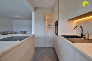 <p><span>Dit instapklaar 2 à 3 slpk. appartement met garagebox onderging in 2025 een grondige totaalrenovatie in ware Ibiza vibe! De ligging is rustig, maar vlakbij diverse belangrijke toegangswegen en openbaar vervoer (bus en tram zijn vlakbij) </span></p><p><span><br />Het appartement ligt op de tweede verdieping (geen lift = lage maandelijkse kosten) en heeft een klein terrasje achteraan, met zicht op de achtergelegen garagebox, voor de wagen, fietsen of extra berging.</span></p><p><span>De living is ruim en licht (dankzij grote raampartijen tot op de grond). De open keuken is voorzien van alle comfort en werd uitgerust met een zalig kookeiland. Ook de badkamer werd in dezelfde "Bohemian"-stijl ingericht, met een luxe douche, toilet en wastafel.</span></p><p><span>(plaats voor wasmachine en droogkast). Achteraan 2 ruime slaapkamers en een derde kamer, geschikt als bureauruimte, dressing of babykamer. Garagebox verplicht mee aan te kopen voor € 20.000</span></p><p><span> </span></p><p><span>Belangrijkste troeven:</span></p><p><span> </span></p><p><span>. instapklaar! </span></p><p><span>. AREI conform!</span></p><p><span>. asbestveilig!</span></p><p><span>. EPC A label!</span></p><p><span>. dak vernieuwd - 12 cm PUR/PIR</span></p><p><span>. onmiddellijk beschikbaar</span></p><p><span> </span></p><p><span>Wordt deze Mediteraanse parel uw nieuwe thuis?</span></p><p><span> </span></p><p><span>EPC: 94 kWh/m² jaar - label A</span></p><p><span>Waterinfo: G-score A - P-score A</span></p><p><span>Oppervlakte volgens metingen EPC</span></p><p><span> </span></p><p><span>Voor een bezoek ter plaatse kan u ons contacteren op het nummer 03 449 42 41 of mail ons via hallo@habicom.be.</span></p><p><span>Benieuwd naar de waarde van jouw woning? Check het gratis op <span>www.watismijnhuiswaard.be</span></span></p><p><span> </span></p>