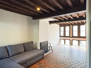 Gezellige studio met authentieke elementen in het oude centrum van Antwerpen op wandelafstand van de Kathedraal en de Grote Markt. Bestaande uit een leefruimte met open keuken en slaaphoek met ingemaakte kledingkast. De badkamer is recent gerenoveerd en bestaat uit lavabo, douche, toilet en aansluiting wasmachine.- NIET GEMEUBELD; zetelbed aanwezig - EPC: 210 kWh/m² UC: 20240717-0003260746-RES1 - Maandelijkse kosten: 40,- euro bevatten: privatief waterverbruik en minuterie en ramenwasser.- Huurwaarborg: 1.950,- euro (3 maanden huur) - Beschikbaar: 01/10/2026- Type contract: Bepaalde duur (2 jaar) verlengbaar - Adres: Vlasmarkt 17, 2000 ANTWERPENWens je jouw huis, appartement, bouwgrond of opbrengsteigendom te verkopen? Op zoek naar een vastgoedmakelaar voor de verhuur of het beheer van jouw eigendom(men)? Abricasa staat voor een persoonlijke én actieve vastgoedbegeleiding van A tot Z! Leer ons kennen! Bel ons voor een vrijblijvende afspraak op 03 259 04 04 of spring binnen op ons kantoor te Kasteelstraat 58 - 2000 Antwerpen! Je bent van harte welkom