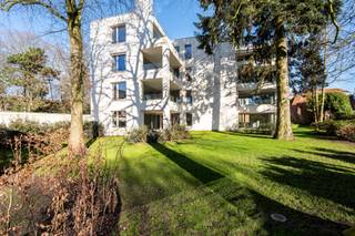 <strong>Op zaterdag 11 april 2026 openen wij exclusief de deuren en krijgt u de kans om de appartementen ter plaatse te ontdekken. De appartementen zijn in casco staat en nog volledig naar eigen smaak in te richten. Het is het juiste moment om de ruimtes te komen ervaren en de unieke ligging zelf aan te voelen.<br /></strong><br /><strong>U bent welkom tussen 12u00 en 14u00, op een moment dat voor u past.<br /></strong><br />Wij vragen u vriendelijk om uw bezoek vooraf te bevestigen, zodat wij u optimaal kunnen ontvangen.<br />Driezenhof is geen klassiek project, maar een residentie op villaniveau.<br />Net daarom nemen we graag de tijd om u alles in alle rust te laten ontdekken.<br /><br />Wat u mag verwachten:<br />• een rustige, vrijblijvende rondleiding<br />• toelichting bij de plannen, afwerking en technieken<br />• de mogelijkheid om al uw vragen persoonlijk te bespreken<br /><br />Laat ons even weten of u aanwezig kan zijn? <br />Dan zorgen wij ervoor dat we u persoonlijk kunnen ontvangen.<br />Aanmelden kan via +32 14 22 42 00 of turnhout@deboerenpartners.be <strong><br /><br />Residentie "Driezenhof"<br /></strong>Een project van uitzonderlijke klasse: Slechts 8 villa-appartementen en 1 parkwoning, discreet gelegen in een groene stadsoase. <br />Deze nieuwe residentie ligt heerlijk verscholen in de autoluwe Driezenstraat, zonder twijfel één van de charmantste straatjes in het centrum. Hier woont u op een boogscheut van de Grote Markt en de winkelstraten, maar ontsnapt u volledig aan de stadsdrukte.<br /><br /><strong>We nemen u graag mee voor een exclusief kijkje in één van de appartementen, waar de gelukkige bewoners zonet hun intrek hebben genomen. </strong><br /><br />De villa-appartementen, verdeeld over 4 verdiepingen, bieden woonoppervlaktes van 216 m² tot wel 231m², telkens met royale terrassen op het zuiden en westen. Deze ideale oriëntaties, absolute privacy en het zicht op de parkachtige tuin maken van elk appartement een oase van rust. Deze tuin is ommuurd en werd onder architectuur aangelegd, met behoud van de monumentale bomen die het geheel een uniek karakter geven.<strong> <br /></strong>Binnen geniet u van een ongekend ruimtelijk gevoel, dankzij plafondhoogtes van meer dan 3 meter en leefruimtes met raampartijen langs 3 zijden.<strong><br /></strong><br /><strong>Afwerking en technieken</strong><span> </span><br />In residentie "Driezenhof" gaat een uiterst smaakvolle en tijdloze uitstraling hand in hand met natuurlijke materialen en de allerbeste, geavanceerde technieken: Geothermische warmtepomp, vloerverwarming + koeling, een ventilatiesysteem D met warmterecuperatie, zonnepanelen voor het collectieve verbruik met de mogelijkheid om uit te breiden met een privatieve installatie,... <br /><br />Vanzelfsprekend is het gebouw Bijna Energie Neutraal (BEN) en streeft men naar een E-peil van 20 (gegarandeerd lager dan 30!). Het appartement wordt tot in de puntjes en volledig naar uw smaak afgewerkt. Hiervoor mag u rekenen op bijzonder ruime budgetten bij zorgvuldig geselecteerde partners, zoals Segers Interieur voor de keukeninrichting.<br /><br />Uw wagen(s) parkeert u ondergronds, in uw eigen garagebox voor 2 auto's, afgesloten met een elektrische poort. Elektrisch laden mogelijk. Afgesloten fietsenstalling op het gelijkvloers. <br /><br /><strong>Prijzen starten vanaf 808.500 EUR, exclusief garage, BTW en gebruikelijke aankoopkosten.</strong><br /><br /><strong>De verkoop geschiedt onder de Wet Breyne:</strong> U bent als koper volledig beschermd en doorloopt een zorgeloos traject tot en met de sleuteloverdracht. <span><span>We lichten dit graag persoonlijk toe, of u kan alvast meer informatie nalezen via www.deboerenpartners.be/wet-breyne</span></span><strong><br /></strong>