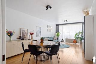 <strong>Instapklaar twee-slaapkamerappartement </strong><br /><br />Dit gezellig appartement (ca. 75 m²) is centraal gelegen te Bisschoppenhoflaan waarbij winkels, scholen en parken op een boogscheut verwijderd zijn. Het appartement bevindt zich op de <strong>derde verdieping</strong>.<br /><br /><strong>Indeling:</strong><br />- Inkomhal<br />- <strong>Ruime </strong>leefruimte met keuken<br />- Badkamer met douche, toilet, lavabo en aansluiting voor was/ droog machine<br />- Slaapkamer 1<br />- Slaapkamer 2<br />- Berging<br /><br /><strong>Bijzonderheden:</strong><br />- Mobiscore <strong>8,7/10</strong><br /><strong>- EPC B<br /></strong>- <strong>Lift</strong><br />- Fietsenstalling