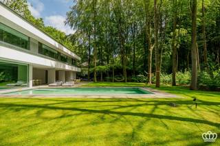 <p><span>A recently built, extremely luxurious villa with a heated pool (furnished rental available), located in a quiet, wooded area near the center of Heide-Kalmthout, featuring, among other things, 4 bedrooms, 3 bathrooms, and a lot of approximately 2,500 m²!</span></p><p><span> </span></p><p><span>LAYOUT</span></p><p><span>Ground Floor</span></p><p><span>You enter the home through the spacious entry hall with a coat closet and a guest restroom with a hand sink.</span></p><p><span>On the right is the spacious kitchen-living area with a dining area and an open kitchen, equipped with high-quality built-in appliances, including an oven, microwave, refrigerator, freezer, and a large wine cooler. The spacious kitchen island features a sink with a Quooker faucet and an induction cooktop with an integrated downdraft system. Adjacent to this is a practical utility room/laundry area.</span></p><p><span>Thanks to the large windows, the kitchen enjoys an abundance of natural light and a beautiful view of the landscaped garden. Sliding windows provide direct access to the covered terrace. The adjoining living and TV room also features large windows and impressively high ceilings, creating a particularly spacious feel.</span></p><p><span>On the left side of the home are two bedrooms with built-in closets and a separate bathroom equipped with a sink and a walk-in shower.</span></p><p><span>The entire ground floor is finished with hardwood flooring (with the exception of the bathroom) and features underfloor heating.</span></p><p><span> </span></p><p><span>First Floor</span></p><p><span>An elegant floating staircase leads to the first floor. Here you’ll find an open-concept office space, ideal for working from home. </span></p><p><span>Adjacent to this, on the left, is a third bedroom with built-in closets and an ensuite bathroom featuring a sink, bathtub, walk-in shower, and toilet. On the right is the spacious master bedroom with built-in closets, an ensuite walk-in closet, and a bathroom equipped with a double sink, bathtub, walk-in shower, and toilet.</span></p><p><span>This floor is also fully finished with hardwood flooring (with the exception of the bathrooms) and features underfloor heating.</span></p><p><span> </span></p><p><span>Garden</span></p><p><span>The villa is situated on a private lot of approximately 2,500 m².</span></p><p><span>Through the automatic gate, you reach the landscaped driveway with parking for several cars and the well-maintained front yard.</span></p><p><span>The backyard offers every comfort and privacy, with a spacious covered terrace, an additional sun terrace, a heated pool, and a beautifully landscaped garden with a gazebo.</span></p><p><span> </span></p><p><span>Details</span></p><p><span>- Quiet and residential location in a wooded area, a short distance from the center of Heide-Kalmthout.</span></p><p><span>- Close to shops, restaurants, schools, and public transportation, with easy access to Antwerp and the Netherlands.</span></p><p><span>- Available starting September 1, 2026.</span></p><p><span>- Short-term lease: minimum 1 year – maximum 3 years.</span></p><p><span>- Base rent (unfurnished): € 5,500/month.</span></p><p><span>- Rent (furnished): € 6,000/month.</span></p><p><span>- Very energy-efficient: EPC rating A – E-level 17.</span></p>