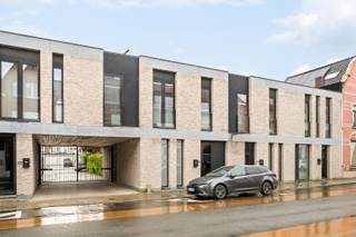 - Instapklare BEN-woning<br />- Ideale ligging in Kortrijk: Hugo Verriestlaan 100<br />- Lichtrijke leefruimte met ingerichte keuken<br />- Zuidwestgerichte tuin met terras en uitweg <br />- Handige berging<br />- 3 slaapkamers<br />- Badkamer met dubbele wastafel, douchebad en extra toilet<br />- Optie tot bijkopen dubbele garage achteraan, met toegang tot de tuin<br />- EPC label A! (UC: 34022-G-2015/00135/EP12547/I149/D01/SD001)<br />- Momenteel verhuurd aan € 1.200/maand<br />- Richtprijs: € 425.000