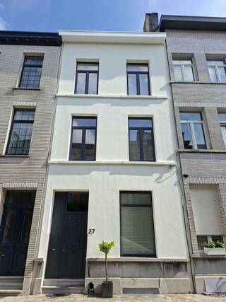 <strong>Vernieuwde stadswoning met zonnige tuin<br /><br />-- Schrijf u in op de website van De Boer en Partners voor de kijkdagen --<br /><br /></strong>Deze woning ligt op een unieke plek: in hartje Haringrode, op de grens van het geweldige Zurenborg en het hippe Groen Kwartier.<br />Je geniet hier van het beste van de drie buurten tegelijk.<br />Station Berchem ligt om de hoek, trendy horecazaken liggen op een steenworp, de gezellige pleinen van Zurenborg zijn een korte wandeling verder en het historisch centrum bereik je moeiteloos met de fiets.<br />Een buurt die opvalt door haar rust en tegelijk uitstekende bereikbaarheid, ideaal voor wie stad en comfort wil combineren.<br /><br />De woning zelf werd de afgelopen twee jaar volledig vernieuwd, meet wel 240 m² en beschikt over maar liefst 5 slaapkamers.<br />De grootste troef is de ruime tuin van 43 m², zonder inkijk.<br />Een echte buitenoase in het midden van de stad.<br /><br />Indeling:<br />- inkomhal op een prachtige tegelvloer<br />- salon en woonkamer (ca. 30 m²) op houten vloeren, met doorgang naar de eetkamer en open keuken (ca. 25 m²)<br />- twee dubbele deuren die volledig kunnen opengezet worden naar de zonnige tuin: een heerlijk binnen-buitengevoel<br />- op de eerste tussenverdieping een badkamer met douche, ligbad en dubbele wastafel<br />- ruime slaapkamer (ca. 23 m²) met dressing (ca. 15 m²) op de eerste verdieping<br />- tweede tussenverdieping met vernieuwde wasplaats, douche en wastafel<br />- ruime slaapkamers (ca. 23 m² en ca. 15 m²) op de tweede verdieping<br />- volledig ingerichte zolderverdieping tot in de nok, met extra keuken, badkamer en mezzanine<br /><br />Bijzonderheden:<br />- volledig vernieuwd in 2025-2026<br />- EPC B (199 kWh/m²)<br />- ruime tuin van 43 m², zonder inkijk