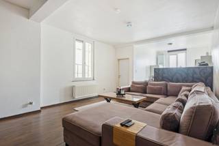<b>Recent 1-slaapkamer appartement aan Slachthuissite<br /></b><br />- Reeds 30% verkocht van project -<b><br /></b>Gelegen aan de Slachthuissite: een buurt die de laatste jaren enorme stappen heeft gemaakt en momenteel erg veel investeerders aantrekt door haar geschiedenis en veelbelovend toekomstperspectief.<br />De komende jaren zal hier een aanzienlijke <strong>transformatie </strong>plaatsvinden met verschillende nieuwe <strong>ontwikkelingsprojecten </strong>en <strong>herbestemmingen </strong>van historische panden.<br />Deze buurt biedt de bewoner een unieke mix van de authentieke, industriële charme en de moderne stadsvernieuwing.<br />In combinatie met een uitzonderlijk mooie mobiscore is het hier aantrekkelijk wonen voor wie wil genieten van het stadsleven, zonder in te boeten aan comfort en leefbaarheid.<br /><br />Het appartement zelf meet 72 m² en werd volledig <strong>gerenoveerd </strong>in 2008: voorzien van moderne afwerking en faciliteiten.<br />De EPC-score van B houdt in dat er geen renovatieverplichting geldt!<br />Er is een <strong>aparte slaapkamer </strong>die voldoende ruimte biedt voor een tweepersoonsbed en een kledingkast. De badkamer werd uitgerust met modern sanitair.<br />De lage maandelijkse kosten van slechts 25 euro maken dit appartement bijzonder aantrekkelijk voor zowel starters als investeerders.<br /><br /><strong>Bijzonderheden:<br /></strong><span>- Volledig verbouwd in 2008</span><br /><span>- Verhuurd - mits inachtname huurders</span><br /><span>- Aparte meters<br /></span>- Kelderberging