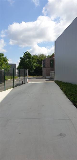 <p><span>Oppervlakte magazijn 396 m² en 207 m² buitenruimte - eigen sanitair - poly-beton -  elektrische sectionaalpoort breedte 3.20 met een hoogte 3.60 - ruime parking voor magazijn van 207 m² - zijdeur aan het magazijn - kantoorruimte, vergaderruimte, sanitair, keuken en berging.</span></p><p><span>Deze loods wordt verhuurd onder btw regime.</span></p>