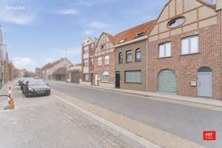 In het centrum van Langemark, op wandelafstand van alle voorzieningen, bevindt zich deze instapklare woning. De woning werd gerenoveerd en beschikt over een <strong>EPC-label B, een conforme elektrische installatie en is asbestveilig</strong>. Verder geniet u van <strong>centrale verwarming op aardgas (2021), 17 zonnepanelen, airco, regenwater</strong> en tal van andere troeven.<br /><br /><strong>Indeling van het pand </strong>
<ul>
	<li>Gelijkvloerse verdieping: inkomhal (9 m²) met toegang tot de polyvalente ruimte (16 m²), ideaal als praktijkruimte, bureau of speelkamer. Verder beschikt de woning over een volledig uitgeruste open keuken (12 m²) met dubbele spoelbak, oven, microgolfoven, koelkast en vaatwasser. Aansluitend bevindt zich de lichtrijke leefruimte (37 m²) met zicht op de tuin. Daarnaast zijn er nog een gastentoilet en een droge kelder (10 m²).</li>
	<li>Eerste verdieping: nachthal (4 m²), ruime slaapkamer (18 m²) met dressing en een badkamer (12 m²) uitgerust met ligbad, inloopdouche, wastafel en toilet.</li>
	<li>Tweede verdieping: bureauruimte (5 m²), twee slaapkamers (beide 11 m²) en een technische ruimte (5 m²).</li>
	<li>Derde verdieping: zolderruimte (10 m²), bereikbaar via een uitschuifbare trap.</li>
</ul>
<br /><strong>Kenmerken </strong>

<ul>
	<li>Zonnige tuin met terras en praktische buitenberging </li>
	<li>Centrale ligging: vlak tegenover een supermarkt en op wandelafstand van lokale handelaars, scholen, openbaar vervoer en andere voorzieningen. </li>
	<li>... </li>
</ul>
<br />Meer informatie of een vrijblijvend bezoek? <br />Contacteer Minthus op 057 468 333 of info@minthus.be