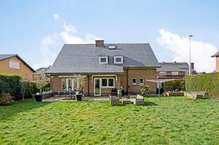 Woning te koop in Halle met grote tuin, uitbreidingsmogelijkheden en EPC C

Doe een bod vanaf 575.000 Euro. Ruime woning gelegen nabij het centrum van Halle, in een rustige en vlot bereikbare buurt. De woning is ingeplant op twee bouwgronden, wat mogelijkheden biedt tot uitbreiding of bijbouw, mits het bekomen van de vereiste stedenbouwkundige vergunningen.

Op het gelijkvloers beschikt de woning over een ruime inkomhal, een apart toilet, toegang tot de garage, een kamer geschikt als bureau of slaapkamer, en een lichtrijke leefruimte aansluitend op de volledig geïnstalleerde keuken, die circa vijf jaar geleden werd vernieuwd. Vanuit de keuken is er toegang tot de grote tuin.

De eerste verdieping omvat vier slaapkamers, een badkamer met bad, douche en dubbele wastafel, en een apart toilet. Daarnaast is er toegang tot de zolder, geschikt voor extra bergruimte of mogelijke verdere inrichting.

Verder beschikt de woning over een kelder.

In de loop der jaren werden renovaties uitgevoerd, waaronder de keuken, badkamer, ramen en isolatie (spouwmuren, vloeren en dak). Verwarming via centrale verwarming op aardgas. EPC-attest: C.

De woning is gelegen dicht bij winkels, scholen en belangrijke invalswegen, en combineert een goede bereikbaarheid met de nabijheid van het centrum van Halle.