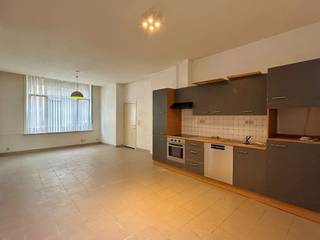 Dit appartement is als volgt ingedeeld: op het gelijkvloers is een ruime lichtrijke leefruimte met open geïnstalleerde keuken, badkamer met lavabomeubel, douche en toilet en een ruime slaapkamer. Op het eerste verdiep bevindt zich de tweede slaapkamer. <br /><br />Buiten is een gezellig terras. Van daaruit is er toegang tot een aparte bergruimte waar de aansluiting voor de wasmachine zich ook bevindt. <br /><br />Er is tevens een gemeenschappelijke bergruimte met de andere bewoners uit het gebouw voor fietsen en vuilbakken. Het appartement is achteraan toegankelijk via de zijstraat, handig met de fiets.