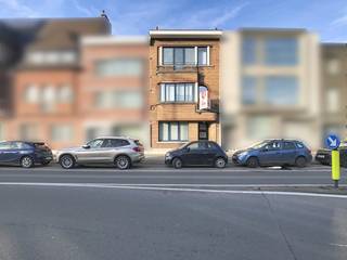 Deze centraal gelegen en energiezuinige herenwoning met art-deco elementen wordt te koop aangeboden in de Guido Gezellelaan te Sint-Niklaas. Zoekt U een huis met veel leefruimte en 4 grote slaapkamers (20 m2)? Kijk dan snel op Dewaele.com en reserveer uw bezoek.Dit huis is centraal gelegen op minder dan 1 km van het station en het marktplein en snel bereikbaar vanaf de E17 en N16. Scholen, winkels en openbaar vervoer zijn vlakbij.Gelijkvloers: Via de inkomhal betreden we de erg grote leefruimte. Het is mogelijk deze op te splitsen in een woon- en werkgedeelte. De eetkamer en open keuken hebben uitzicht op de tuin en het ruime terras waar het rustig vertoeven is. Er is een wasplaats bij de keuken.De inkomhal geeft toegang tot een gastentoilet en de droge kelder.1ste verdieping:Op deze verdieping vinden we 2 grote slaapkamers en een badkamer met ligbad en WC.2de verdieping:Hier zijn er 2 grote slaapkamers en recente badkamer met douche en WC.Technisch:De daken werden vernieuwd en geïsoleerd. Er is akoestisch dubbel glas §65 dB) en CV met nieuwe condensatieketel. De achterbouw werd herbouwd in 1999. De ramen werden vernieuwd in 1996 (straatzijde) en 2012 (tuinzijde).Extra's:Camerabeveiliging en zonnepanelen (4.000 kWh).Dit alles leidt tot een mooie energiescore van 153 kWh/m2 (label B).Deze gerenoveerde herenwoning in de Guido Gezellelaan is ideel gelegen (mobiscore 9.2) biedt veel levensruimte en is energiezuinig dankzij de goede EPC-score.