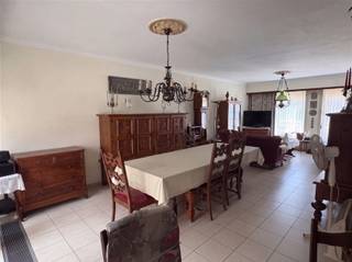 Te koop: Ruime gezinswoning met tuin, garage en 3 slaapkamersOp zoek naar een ruime, gezellige gezinswoning met tuin, garage én een rustige ligging in De Klinge? Dan is Reynaertdreef 7 zeker een bezoek waard. Deze gesloten bebouwing combineert ruimte, comfort en enkele praktische troeven. De veranda met zonnewering vormt een ideale extra leefruimte en kijkt uit over de tuin. Een heerlijke plek voor een koffie in de ochtend, een ontspannen avond of gezellige momenten met familie en vrienden in de zomer én ook in de koudere maanden. De kamers bieden heel wat mogelijkheden voor een gezin, thuiswerk of hobbyruimte. Bovendien beschikt de woning over massief eiken binnendeuren, wat zorgt voor een warme uitstraling.In 2016 werden er koepels in 3-lagig kunststof geplaatst en het platte dak werd in 2024 vernieuwd met EPDM.Ook is er een regenwaterput met elektrische pomp aanwezig, aangesloten voor het toilet en gebruik in de tuin.Achteraan de mooie tuin staat er een tuinhuis met extra bergruimte dankzij het afdak achteraan. Hierdoor zijn er nog meer praktische opbergmogelijkheden voor fietsen, tuinmateriaal of hobby's. Ook parkeren is geen probleem. De woning beschikt over een inpandige garage en een oprit met 2 extra parkeerplaatsen buiten. Een bijzonder praktische troef voor gezinnen of wie meerdere wagens heeft. Benieuwd of dit jouw nieuwe thuis kan worden? Plan dan zeker een bezichtiging in en ontdek zelf de ruimte en mogelijkheden van deze woning. Dit kan via: 03 779 69 29 of contact@eberhardvastgoed.be.