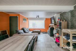 <p><span>Gerenoveerde ( 2026 ) halfopen bebouwing met ruime tuin, garage en 3 slaapkamers.</span></p><p><span> </span></p><p><span>STARTPRIJS: Elk bod boven deze startprijs wordt voorgelegd aan de eigenaars, die al dan niet kunnen ingaan op dit aanbod.</span></p><p><span> </span></p><p><span>Deze instapklare woning werd in 2026 gerenoveerd en is helemaal klaar voor zijn nieuwe bewoners.</span></p><p><span> </span></p><p><span>Bij de renovatie werd aandacht besteed aan hedendaags wooncomfort, zo werden o.a. de ramen, het dak, de gevelbekleding, isolatie en vloeren vernieuwd.</span></p><p><span> </span></p><p><span>De woning verwelkomt je met een aangename leefruimte met de gezellige pelletkachel en een ruime, volledig vernieuwde keuken. Dankzij de rechtreekse toegang tot het terras geniet je hier optimaal van het buitenleven, de tuin is een absolute troef : heerlijk om te ontspannen en te genieten van het open zicht, bovendien zijn er praktische buitenbergingen voorzien.</span></p><p><span> </span></p><p><span>Op het gelijkvloers bevindt zich eveneens de moderne, vernieuwde badkamer.</span></p><p><span> </span></p><p><span>Op de 1ste verdieping zijn er 2 ruime slaapkamers.</span></p><p><span> </span></p><p><span>De vaste trap leidt verder naar de 2de verdieping, waar dankzij de nieuwe velux-ramen nog volop mogelijkheden zijn.</span></p><p><span> </span></p><p><span>Hier kan bijvoorbeeld een 3de slaapkamer, hobbyruimte, bureau worden ingericht.  De woning beschikt over een garage, die ideaal is als extra opslagruimte of fietsenberging.</span></p><p><span> </span></p><p><span>Kortom : een volledig gerenoveerde woning op een rustige ligging, ruime tuin met open verzicht, 3 slaapkamers en een gunstige epc!</span></p><p><span> </span></p><p><span>Voor meer informatie contacteer Regine: 0493 112 050 - regine@correctvastgoed.be</span></p><p><span> </span></p><p><span>Online schattingstool: https://www.correctvastgoed.be/schatting</span></p>