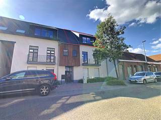 Het appartement op de 2de verdieping is voorzien van een woonkamer met open keuken, badkamer, slaapkamer, berging, ruim terras, kelderberging, dubbele autostaanplaats en buitenberging.Tweede verdieping:- woonkamer (ca. 29m²)- open keuken (ca. 12m²) voorzien van koelkast, oven, dubbele spoelbak, vaatwasser en keramische kookplaat met afzuigsysteem. - badkamer (ca. 7m²) voorzien van enkele lavabo, toilet, douche en aansluiting voor een wasmachine.Derde verdieping:- slaapkamer (ca. 17m²)- berging (ca. 7m²)Bijzonderheden:- ruim terras (ca. 23m²) voorzien van vliegenraam- dubbele autostaanplaats met buitenberging- kelderberging (ca. 6m²)- EPC: 83 kWh/m²- beschikbaar vanaf 1 april 2026(ver-)Kopen of (ver-)huren in regio Kalmthout / Essen?Met vragen kan u altijd bij ons terecht!Dewaele vastgoed met advies.