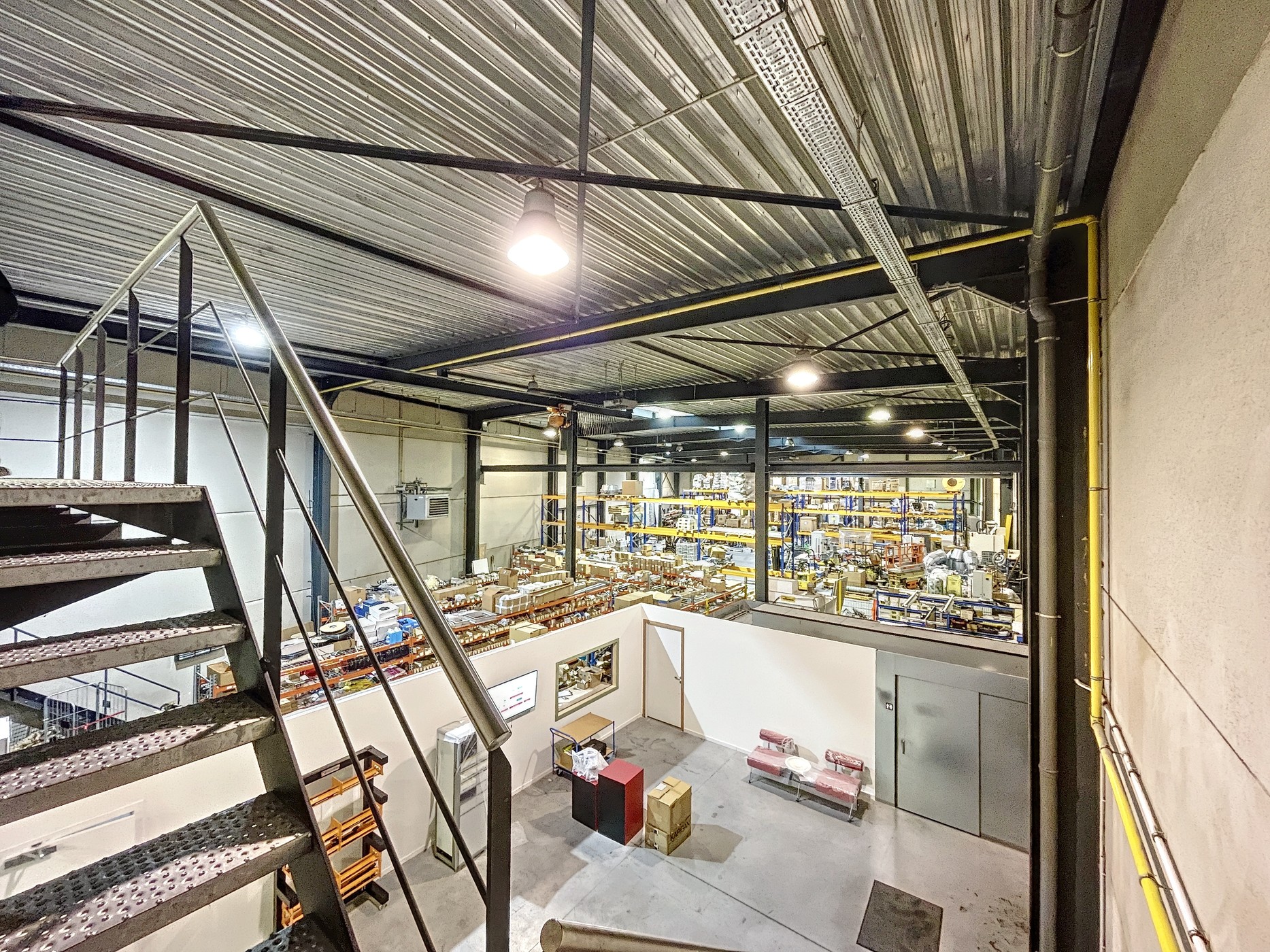 Bedrijfsgebouw met magazijn 1.270m² en kantoor 450m² vlak aan E17 te Waregem - photo 5