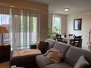 <strong>Recent appartement met 2 slaapkamers, terras en ondergrondse autostaanplaats.</strong><br /><br />Dit instapklare appartement is zeer goed gelegen op enkele stappen van het marktplein van Beerse.<br /><br />Het appartement is gelegen op de eerste verdieping, bereikbaar met een lift en omvat een leefruimte met open keuken en aansluitend een terras, een berging, een inkomhal, een afzonderlijk toilet, een badkamer en 2 slaapkamers. <br /><br />Tevens zijn de ondergrondse autostaanplaats en ruime kelderberging inbegrepen in de huurprijs.