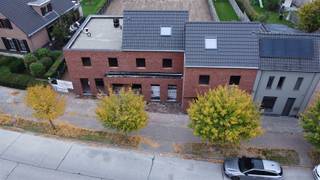  2 Nieuwbouwwoningen te Broekstraat 245 en 247 Eine, Oudenaarde INDELINGJe komt de gesloten bebouwing binnen langs de inkomhal met...