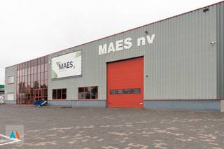 Een functioneel bedrijfsgebouw op een perceel van 3.155m² binnen een zone voor ambachtelijke bedrijven en KMO activiteiten.<br />Gebouw bestaande uit een gelijkvloers = werkplaats van 700m² aangevuld met een winkelruimte met bureau en magazijn van 300 m².<br />Bovenruimte voor stockage van 150m².<br />Er zijn verschillende parkeermogelijkheden zowel voor- als achteraan.<br />Tevens aanvullende stockage- buitenruimte achteraan.