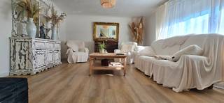 Voor een afspraak bel Kim 0473 72 33 62.<br /><br />Deze zeer verzorgde en gezellige woning met 3 slaapkamers en met een terras van 23 m² ligt aan de rand van Lummen centrum.<br />Op wandelafstand ben je in het centrum van Lummen met zijn winkels, horeca, supermarkten, apothekers, dokters, cashpoint, optieker, kleuter -lagere -en middelbare school, kinderopvang,het bussenknooppunt en alles wat het leven aangenaam en gemakkelijk maakt.<br /><br />Op 2 minuutjes wandelen ben je aan de sportfaciliteiten waar je kan zwemmen, padellen, tennissen, joggen op de Finse piste, de voetbalvelden, meerdere zaalsporten in de sporthal " De Vijfsprong, en een speeltuin waar de kleintjes veilig kunnen spelen in de speeltuin.<br /><br />Ook de op -en afritten E313/E314 bereik je in amper 2 minutetn rijden.<br /><br />INDELING:<br />Gelijkvloers:<br />je komt binnen in de prachtige inkomhal langs waar je naar de gezellige leefruimte wandelt en via de glazen deur kom je in de eetplaats die grenst aan de ruime keuken.<br />Via de eetplaats en de ruime keuken heb je nog een extra zitplaats en de badkamer met douche.<br />De woning heeft een inpandige garage.<br />Onder de woning is een droge kelder van 18m².<br />Eerste verdieping:<br />De 3 slaapkamers grenzen aan de nachthal.<br /><br />De attesten zijn terug te vinden op onze website www.immobennysimons.be <br /><br />Verwarming : aardgas<br />EPC : label E<br /><br /> 