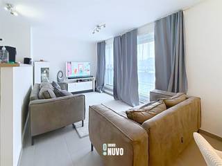 <p><span>Appartement op het eerste verdiep met 2 slaapkamers en 2 terrassen  </span><span><br /><br />Het appartement is ingericht met een inkomhal, grote lichtrijke living, ingerichte keuken, berging, badkamer met douche, apart toilet, 2 slaapkamers en een dubbel terras (aan living en aan kamer). <br /><br />Centraal gelegen aan het station van Denderleeuw, nabij scholen, winkels en openbaar vervoer. <br />Het gebouw is recent en beschikt over een lift.  <br /><br />Huurprijs: €820 per maand + verplicht bij te huren staanplaats: €65 per maand<br />Provisie voor gemeenschappelijke lasten: €75 per maand</span><span> </span><span><br />Individuele tellers voor water, gas en elektriciteit.<br /><br />Beschikbaar vanaf 1 april.<br /><br />Afspraken voor bezichtigingen kunnen enkel gemaakt worden via inschrijving via onze website <br />Telefonisch worden er geen afspraken ingepland.</span></p>