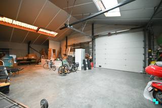 Vrijstaande eengezinswoning met o.a. vier slaapkamer (5de aanwezig op gelijkvloers - momenteel ingericht al bureauruimte), omgeven door velden...