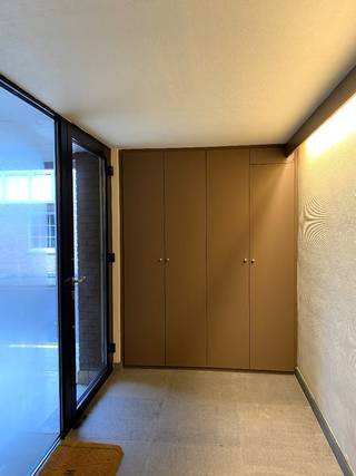 Maak uw bezoek aan ons nog eenvoudiger! Vul alstublieft vooraf de huurdersfiche in en stuur deze naar delphine@vastgoeddemeyer.be. Wij nemen daarna contact met u op om een afspraak ter plaatse te plannen. U kunt de fiche vinden onder de downloads. Alvast bedankt! <br /><br />Deze gezellige woning is centraal gelegen in Pittem. Dit op wandelafstand van de basisschool, winkels, bakker, slager, ..... De woning is onmiddellijk vrij.<br /><br />U komt binnen via de ruime inkomhal met trappenhal. Deze biedt U toegang tot de leefruimte met open ingerichte keuken. De keuken omvat: koelkast | elektrische kookplaat | oven | vaatwasser | microgolfoven. Naast de keuken is er de praktische berging. Via een opdraaiend raam kan u via de trap naar het ruime terras met buitenberging. Tevens is hier een handige berging met aansluiting voor een wasmachine. Verder omvat de eerste verdieping nog een gastentoilet.<br /><br />Het tweede verdiep omvat 2 slaapkamers, badkamer met ligbad, lavabo met meubel en douche. Ook dit verdiep is voorzien van een apart toilet en een berging. Vervolgens is er op het derde verdiep nog een polyvalente ruimte die kan dienen als master bedroom of als bureel.<br /><br />De woning is voorzien van een carport met elektrische sectionale poort en staanplaats.<br /><br />PLUSPUNTEN:<br />* CENTRALE LIGGING<br />* INSTAPKLAAR<br />* ENERGIEZUINIG<br />* CARPORT + STAANPLAATS