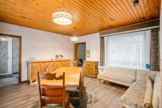 <p>Vrijstaande woning met vier slaapkamers op ca. 687 m².</p>
<p>Indeling en omschrijving:<br />Via de inkomhal betreedt u de woning. Van hieruit heeft u toegang tot de vaste trap naar de zolder, de keuken en de woonkamer. Het eerste deel van de woonkamer is ingericht als eethoek en geniet van ramen op het zuidoosten en het noordwesten. Aansluitend bevindt zich een ruime zithoek met open haard.</p>
<p>De keuken geeft uit op de veranda en aansluitend de tuin. Vanuit de keuken heeft u rechtstreeks toegang tot een eerste slaapkamer, die momenteel is ingericht als bureau en wasruimte. De nachthal geeft verder toegang tot nog drie slaapkamers en de badkamer.</p>
<p>Op de zolderverdieping is er, naast de bestaande sauna met douche, nog veel ruimte voor een hobbykamer of bijkomende slaapkamers, zeker mits het plaatsen van dakkapellen.</p>
<p>De woning beschikt over een praktische kelder, die uitgeeft op de garage met inrit langs de rechterzijde van het perceel. Langs de linkerzijde van de woning bevindt zich bovendien een tweede garage.</p>
Extra info: <span>vrijstaande woning I </span><span>EPC 1.136 kWh/ (m² jaar) label F I infoplicht: Vg, Wg, Vv, Gvkr, Gmo I watertoets: P-score: A I G-score: A.</span><br /><br /><span>Renovatieverplichting residentiële gebouwen van toepassing (label F). Meer info: https://www.vlaanderen.be/een-woning-kopen/renovatieverplichting-voor-residentiele-gebouwen.</span>