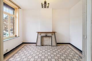 <p> </p>
<p>Te renoveren rijwoning, gelegen nabij alle voorzieningen: A8, winkels, scholen, station, enz.</p>
<p>De woning is als volgt ingedeeld:</p>
<p><strong>Kelder:</strong> een praktische en gezonde kelder.</p>
<p><strong>Gelijkvloers:</strong> twee mooie leefruimtes, een niet-uitgeruste keuken, toilet, een doucheruimte en toegang tot een bijgebouw van 35 m² voor extra opslagruimte.</p>
<p><strong>1ste verdieping:</strong> 2 mooie ruime slaapkamers.</p>
<p><strong>2de verdieping:</strong> 1 grote zolder die kan worden ingericht als extra slaapkamer.</p>
<p><strong>Buiten:</strong> een aangename kleine tuin.</p>
<p>Zeker een bezoek waard! Ideaal als investering met verhuurdoel of als eerste aankoop!</p>
<p>Informatie en bezoeken via anne-sophie@immobeguin.be</p>