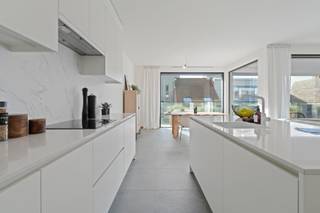 Residentie Plume: Ontdek je nieuwe thuis in het hart van Asse <br /><br />Ben je op zoek naar een comfortabel en modern appartement? In het centrum van Asse vind je dit prachtig residentieel gebouw met slechts 11 appartementen en een handelgelijkvloers. Geniet van de gemakken van het stadsleven en de rust van een kleinschalige woonomgeving.<br /><br />Je hebt de keuze uit 2 of 3 slaapkamer appartementen en 1 schitterende penthouse met 3 slaapkamers op de 4de verdieping. Elk appartement heeft ook een ruim leefterras en kan naar eigen smaak en wens afgewerkt worden. <br /><br />Ondergrondse autostaanplaatsen: Veilig en makkelijk parkeren voor alle bewoners.<br />Vloerverwarming met warmtepomp en zonnepanelen = Duurzame en energiebesparende voorzieningen die bijdragen aan een groenere leefomgeving.<br /><br />Neem vandaag nog contact met ons op voor een bezichtiging en ontdek je nieuwe thuis in Asse!